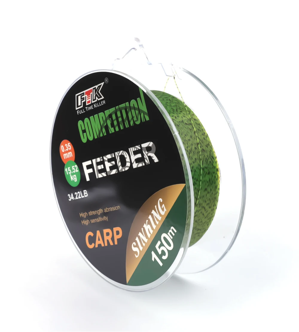 Una etiqueta negra y verde en una pelota