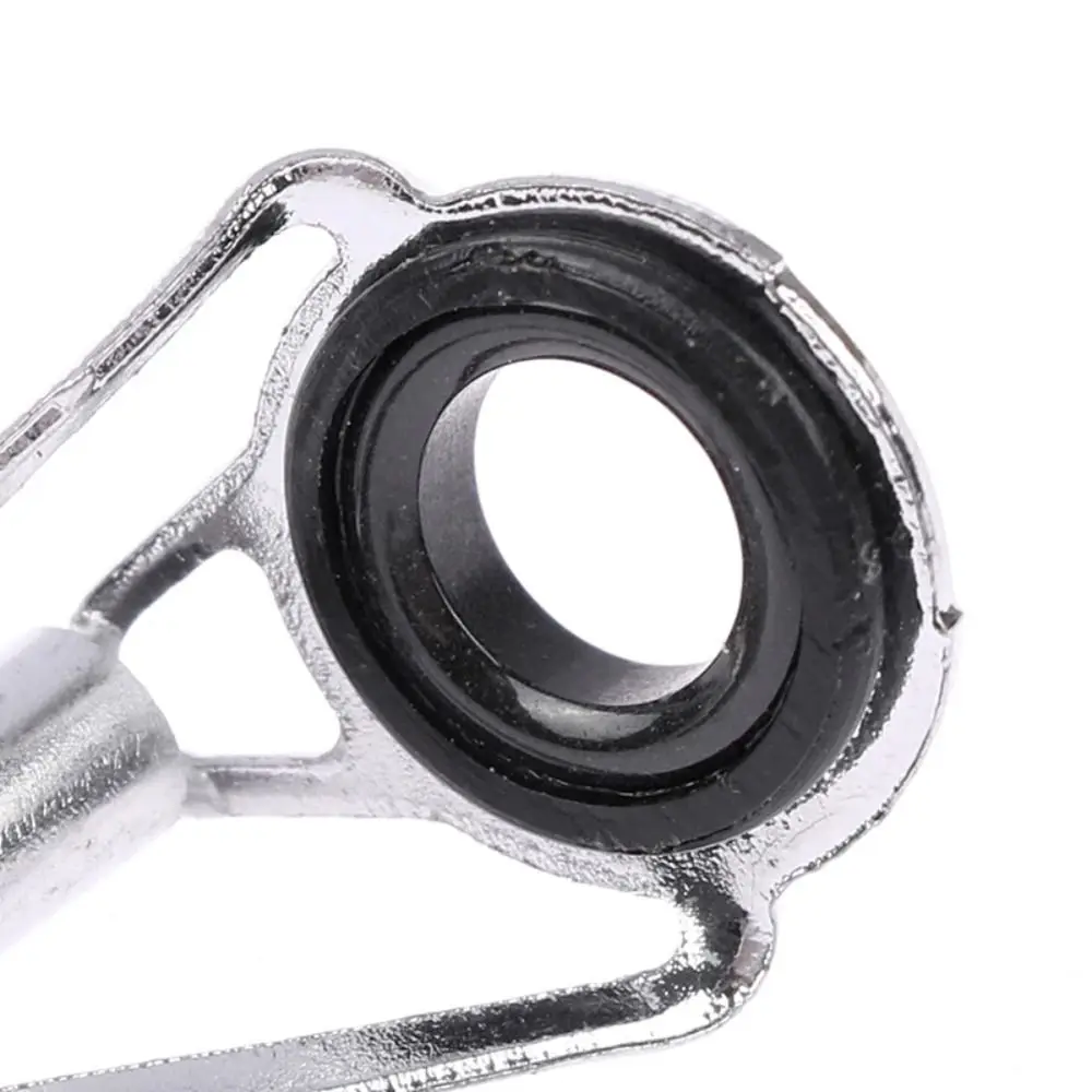 Un componente metálico con un anillo de goma probablemente utilizado en una aplicación mecánica o industrial