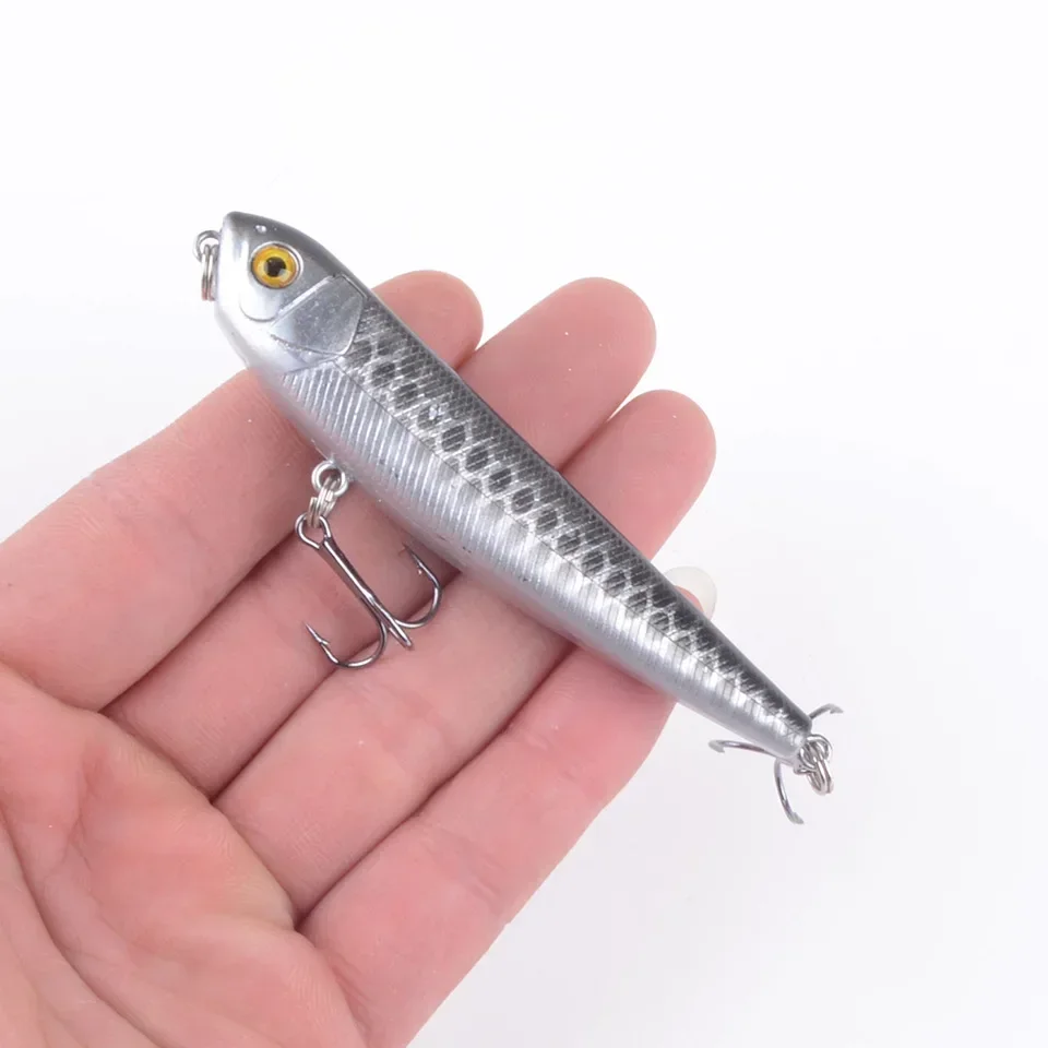 Comparativa del señuelo junto a otros accesorios de pesca para valorar su tamaño real