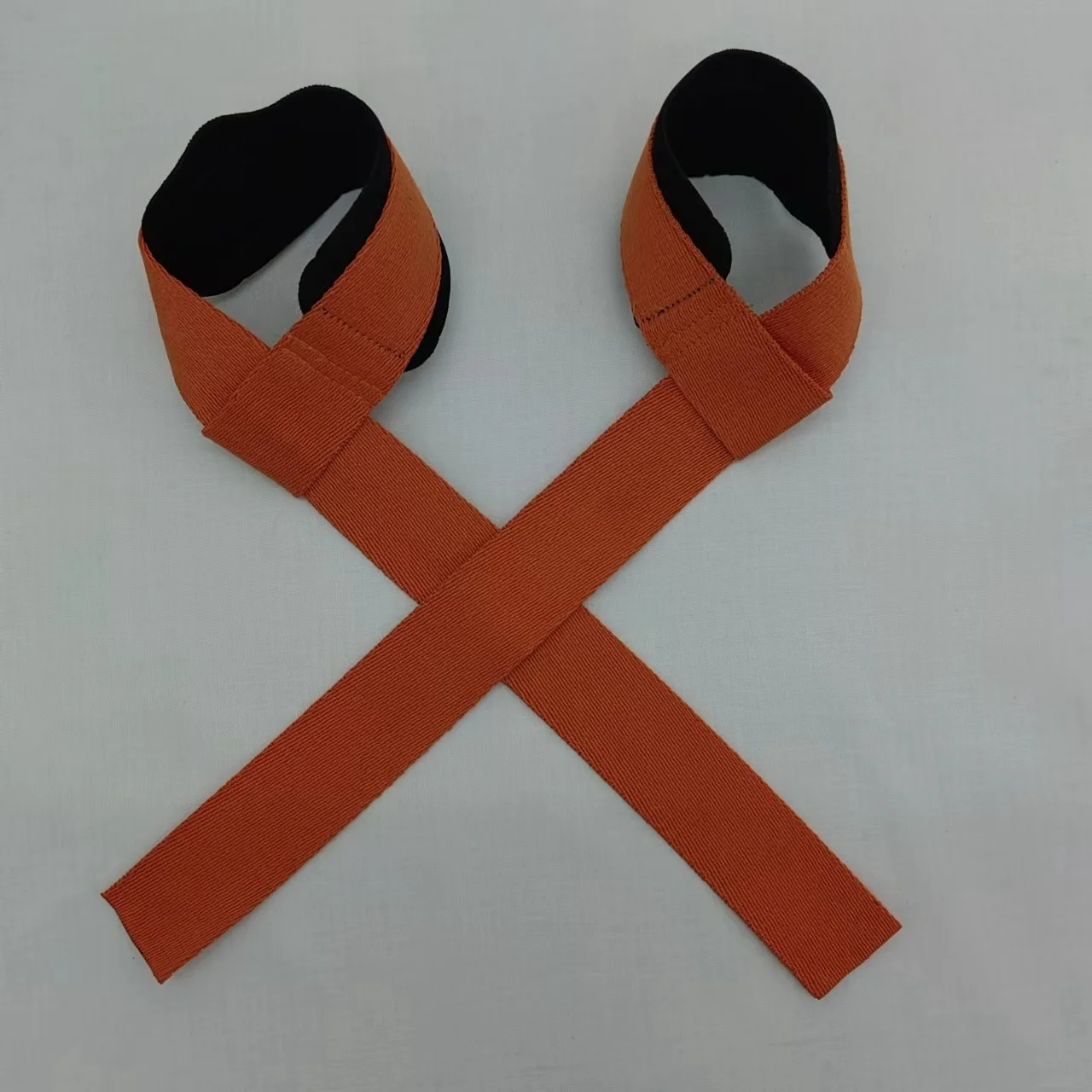 Un par de gafas de seguridad negras y naranjas con correas ajustables. Las correas están diseñadas para ajustarse alrededor de la cabeza para un ajuste seguro, y es probable que las gafas tengan lentes que protejan los ojos de diversos peligros, como polvo, escombros o rayos UV dañinos.