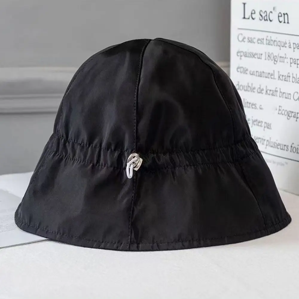 Elegante sombrero de cubo negro con un cierre de cordón