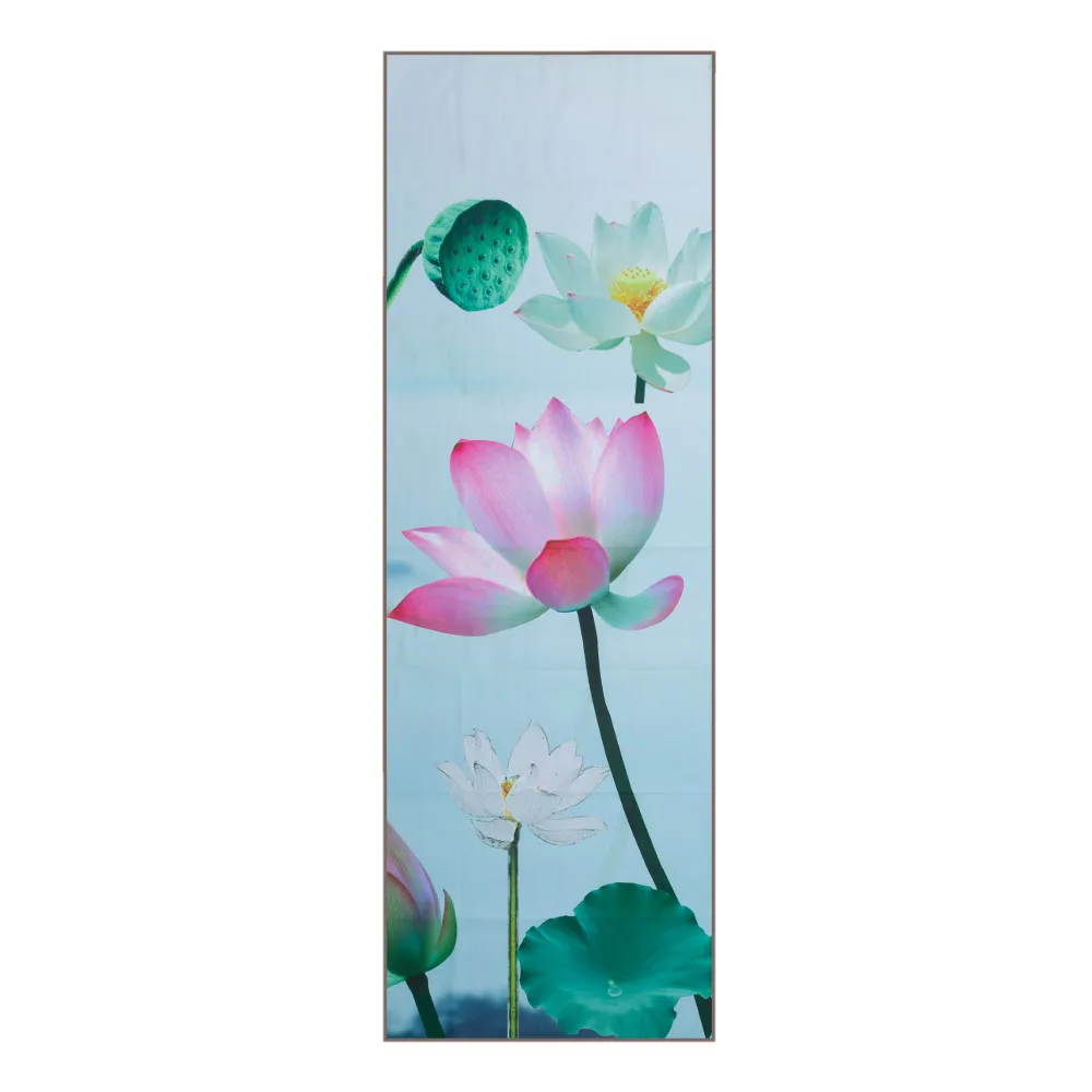 Una serena pintura de flores de loto evoca tranquilidad y belleza