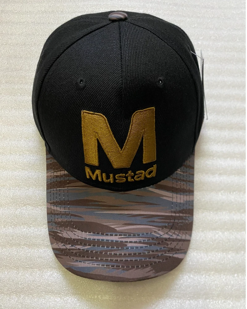 Vista frontal de la gorra Mustad con camuflaje