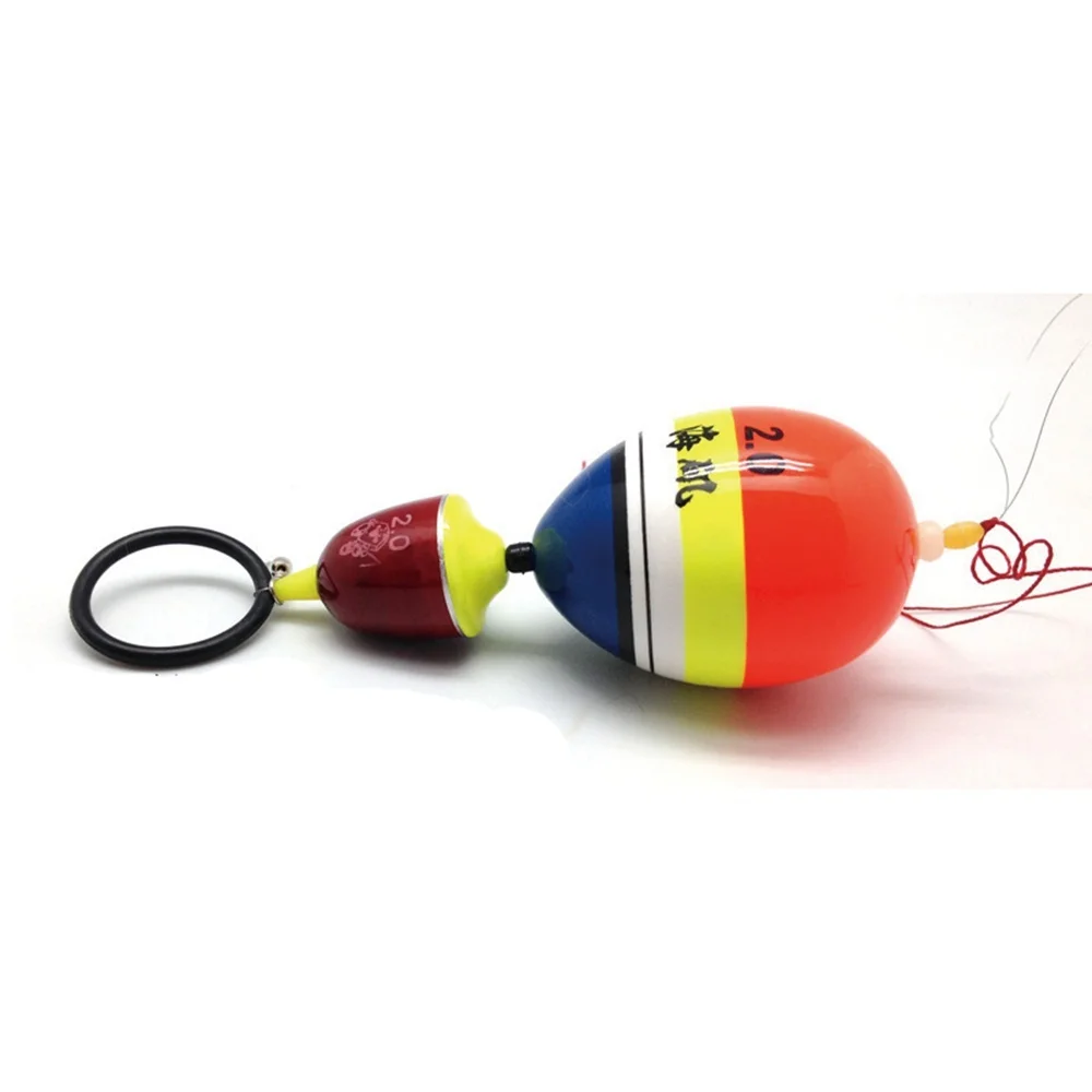 Un juguete colorido que parece ser un tipo de automóvil o vehículo de juguete que se retrae. Tiene un cuerpo rojo con un patrón de rayas amarillas y azules, y está equipado con un mecanismo de retroceso que probablemente lo hace avanzar cuando se suelta después de darle cuerda.
