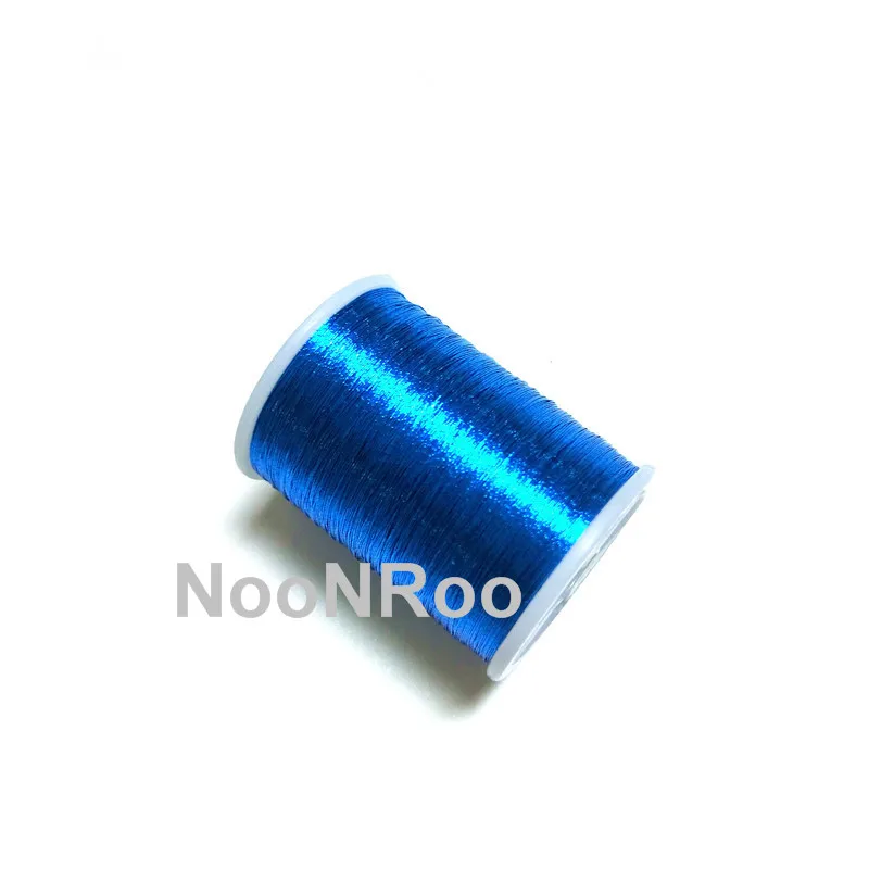 Un carrete vibrante de hilo metálico azul