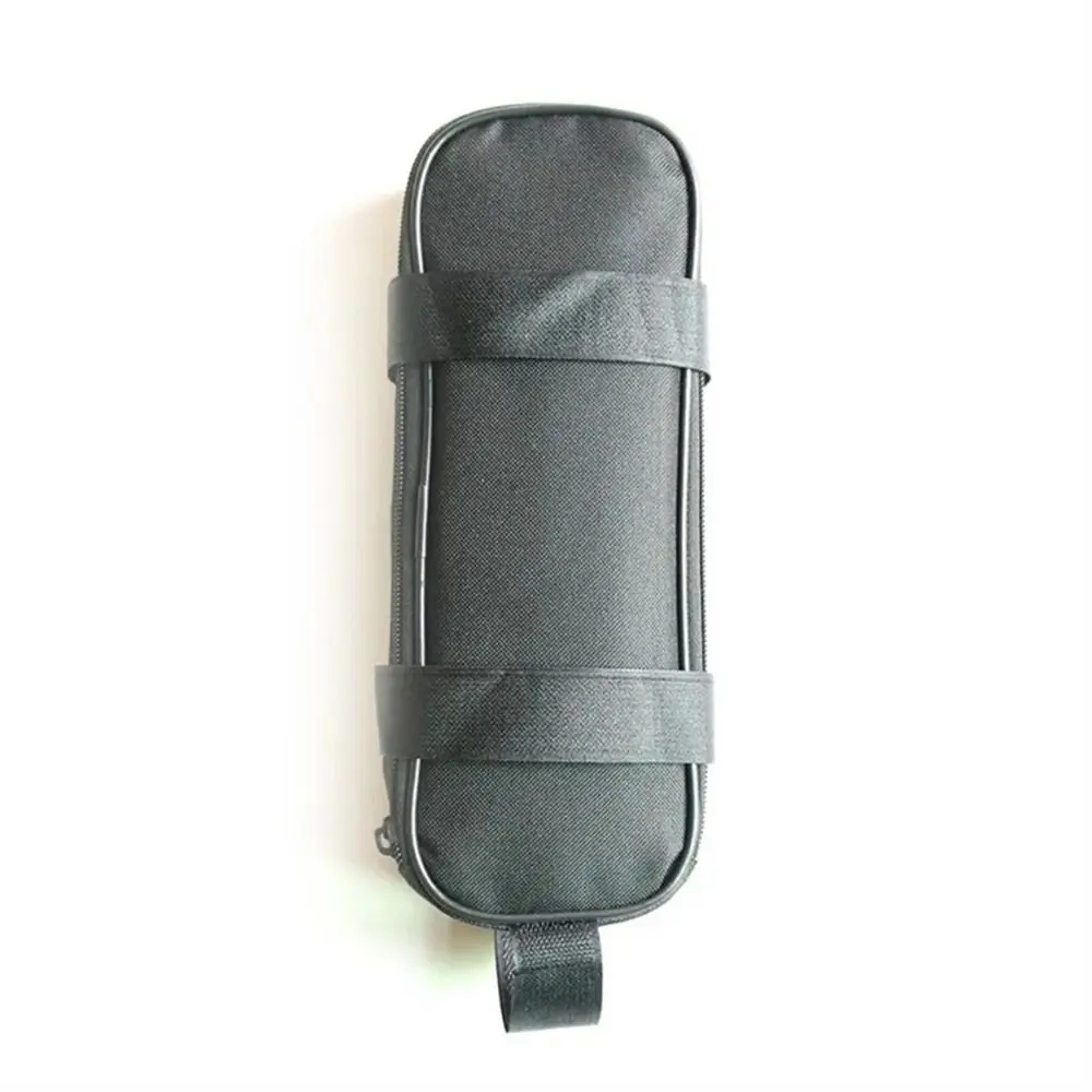 Esta elegante bolsa negra es perfecta para organizar y transportar artículos esenciales.