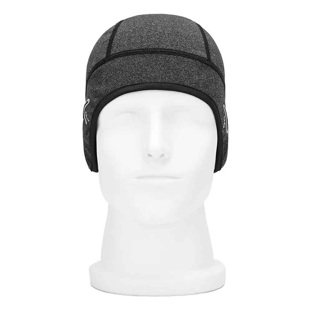 Una cabeza de maniquí blanco con un sombrero negro y gris