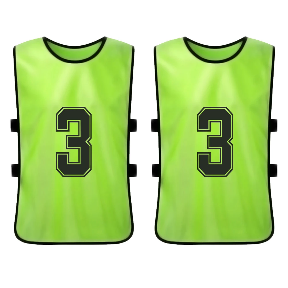Pinnies de color verde brillante con el número 3 para los equipos deportivos
