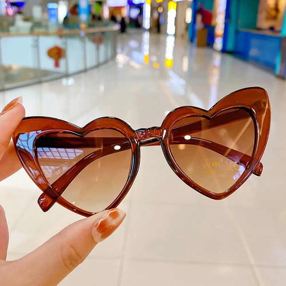 Gafas de sol con forma de corazón para niños y niñas, lentes de sol con forma de corazón para fiesta, tiro en la calle - imagen 3