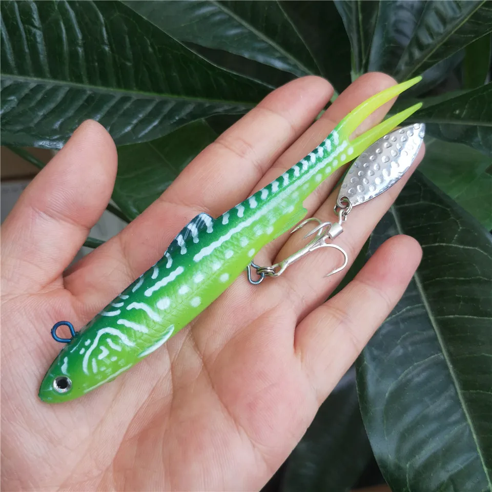 Un vibrante señuelo de pesca verde con un diseño realista de peces y una cola de plateada perfecta para atrapar peces