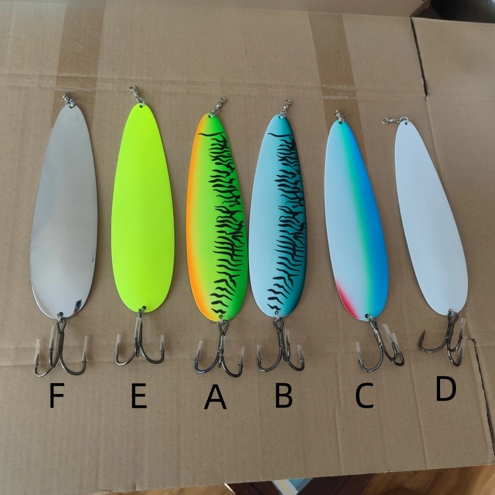 Explore la selección vibrante de señuelos de pesca con varios diseños y colores para mejorar su experiencia de pesca