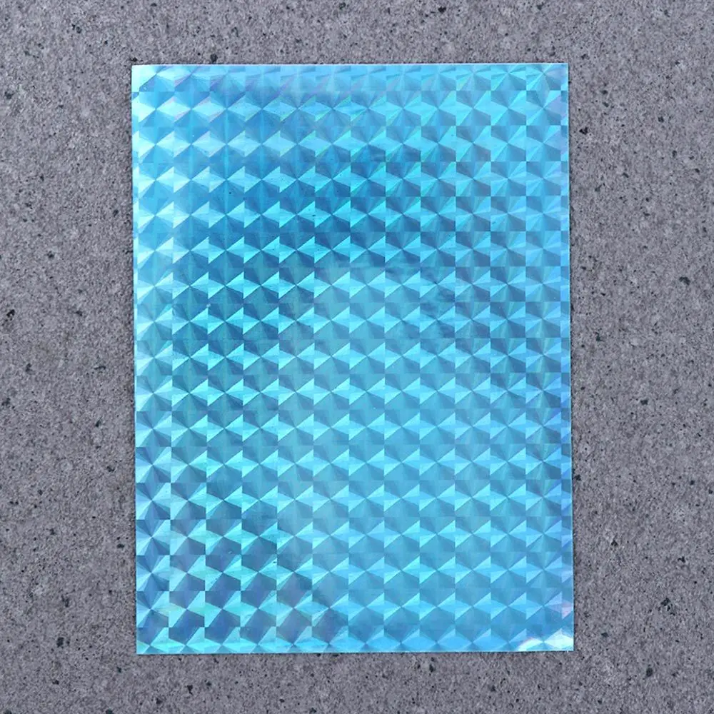 Un patrón holográfico azul vibrante con un diseño geométrico