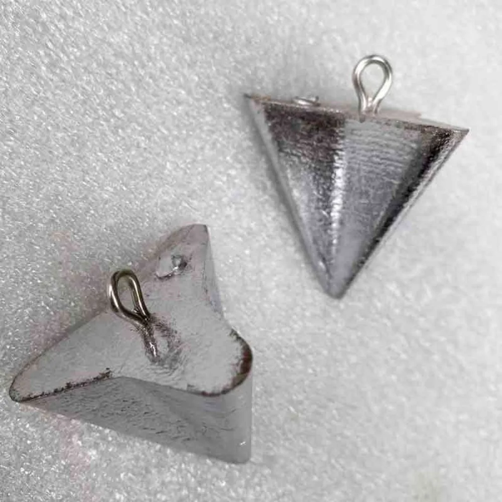 Estos objetos en forma de pirámide de metal cuentan con un bucle para un accesorio fácil