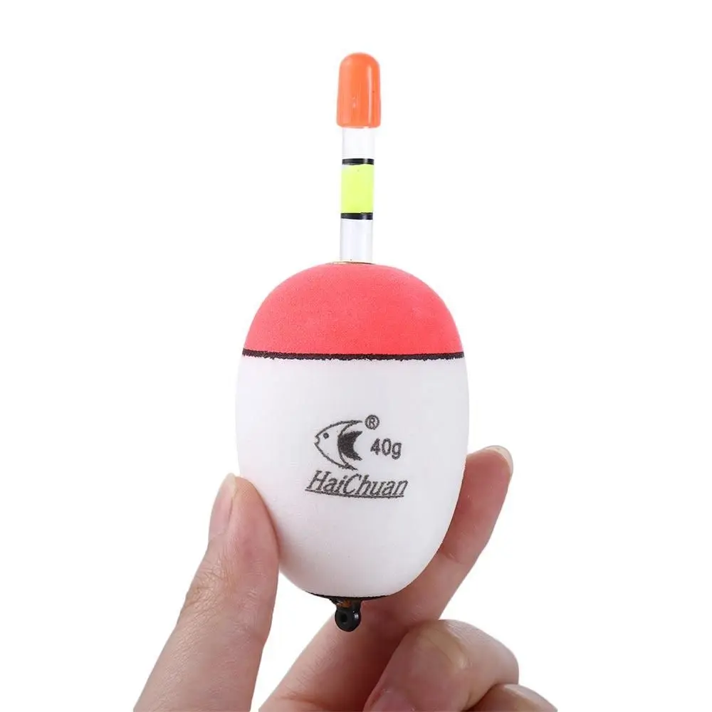 Un flotador de pesca boyante de colores brillantes diseñados para fácil uso en actividades acuáticas