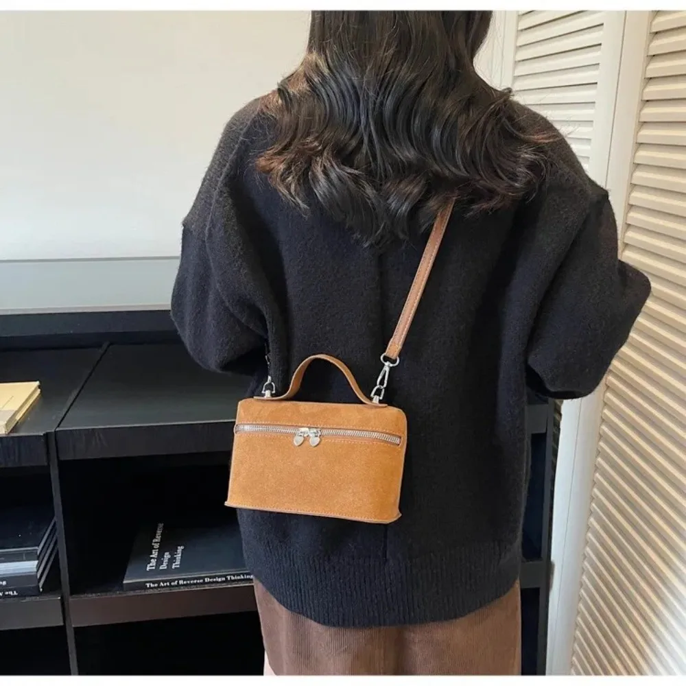 Bolso bandolera retro de gamuza mate texturizada con diseño caja - imagen 4
