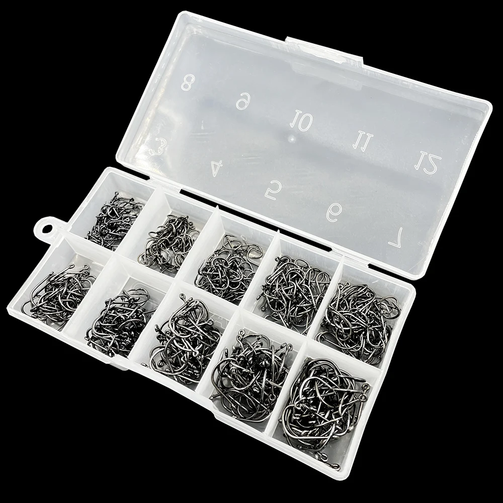 Un conjunto de ganchos perfectamente organizados en un recipiente de plástico transparente perfecto para los entusiastas de la pesca