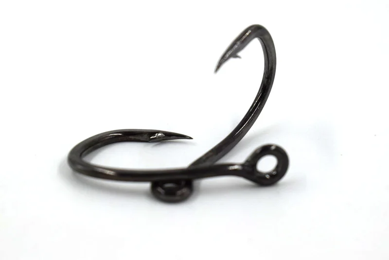 Detalle del ojo y curvatura del anzuelo Mustad Villain