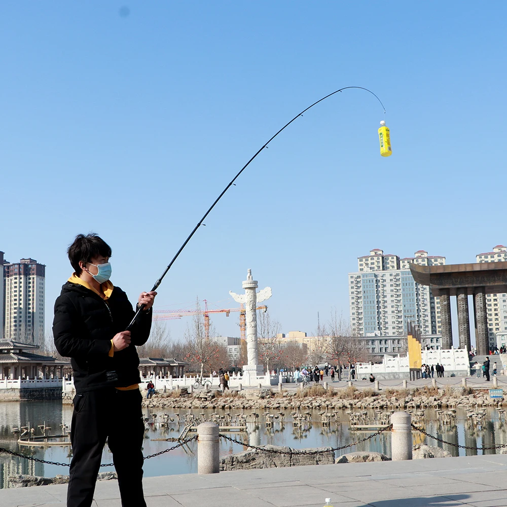 Disfrutando de un día de pesca en un parque urbano vibrante