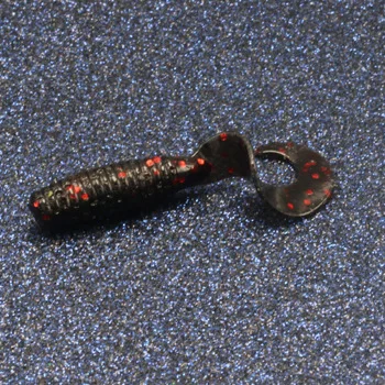 un señuelo de pesca negra con acentos rojos