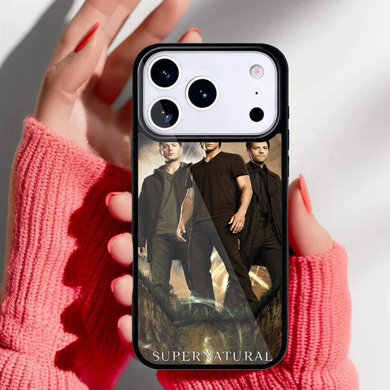 iPhone con funda sobre base de carga inalámbrica