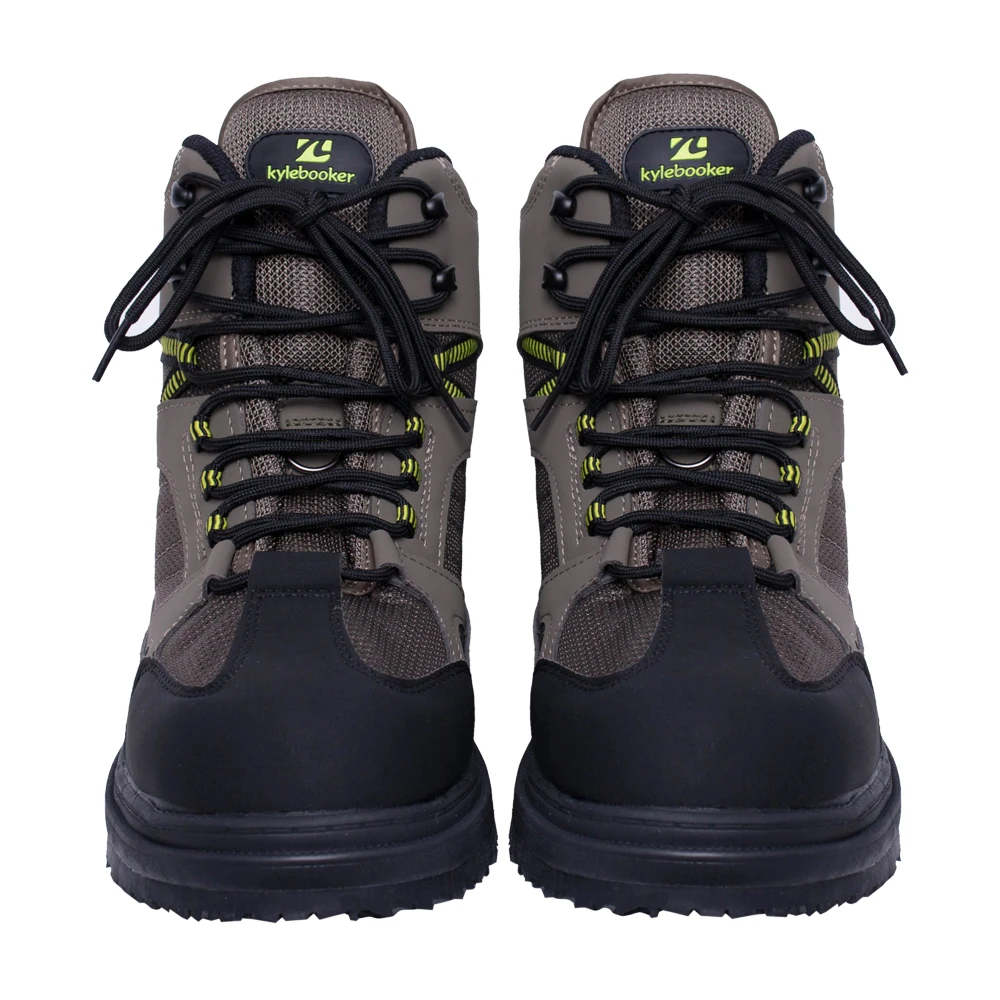 Un par de botas de montaña. Parecen estar diseñados para actividades al aire libre, con características como una suela resistente para tracción, un cierre con cordones para un ajuste seguro y un material superior duradero que parece impermeable o resistente al agua.