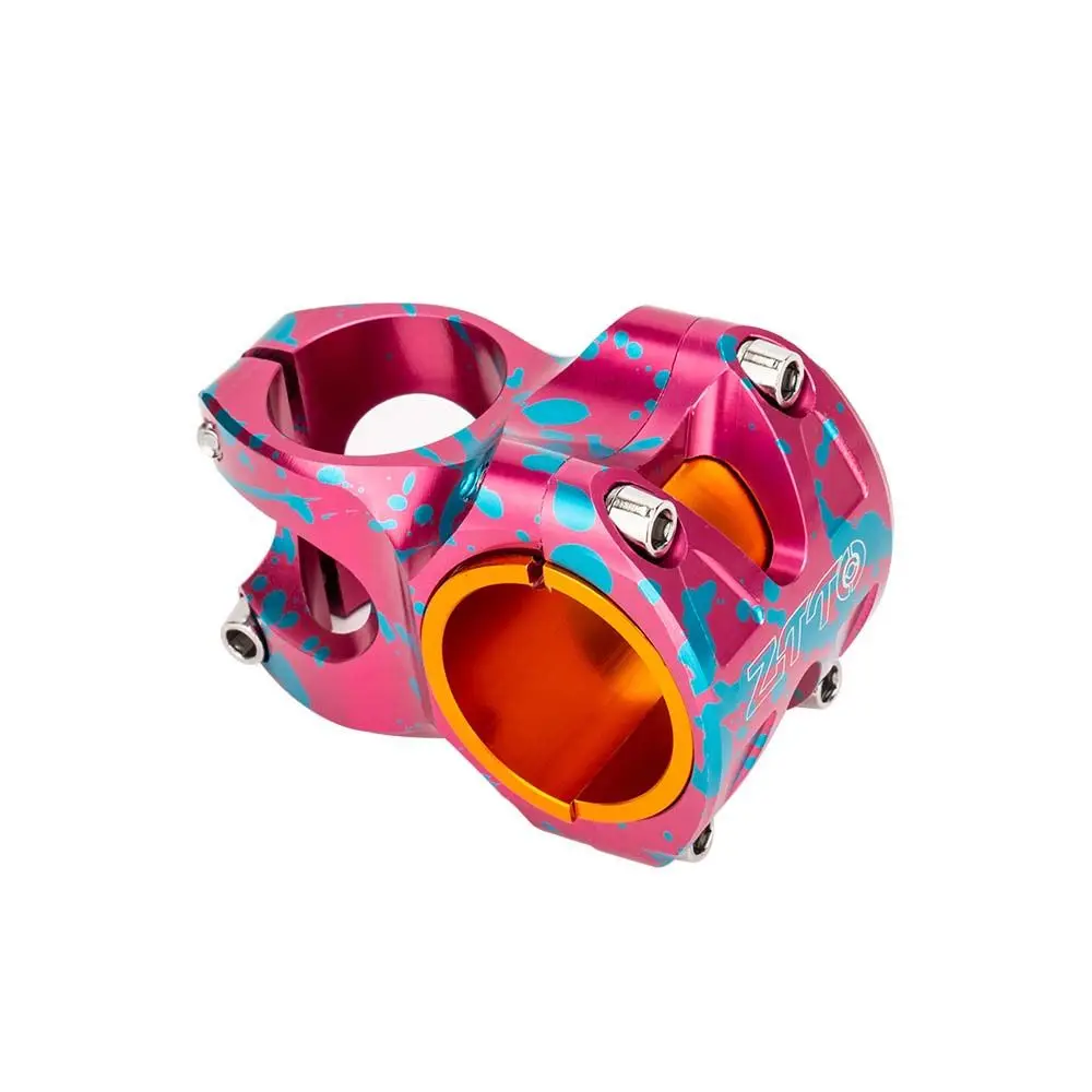 Este vibrante componente de bicicleta muestra un diseño audaz con una mezcla de azul rosa y tonos naranja