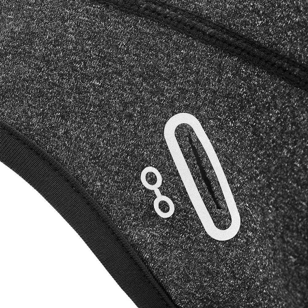 Una camisa negra con un blanco número 8