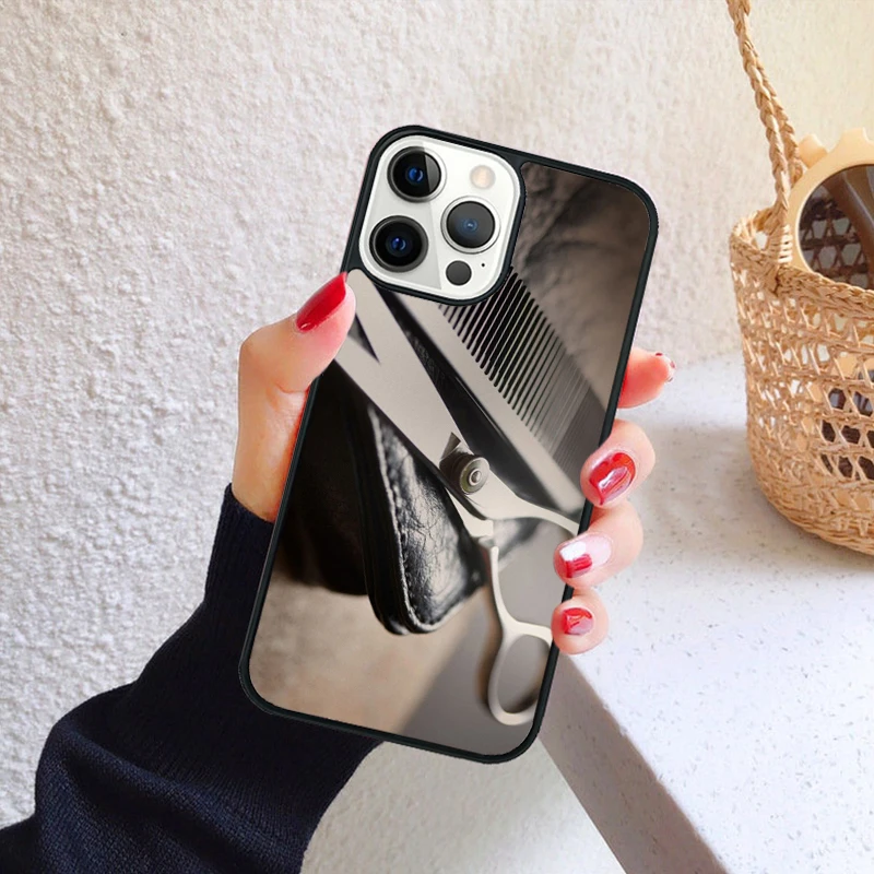 Detalle del estampado de tijeras en la funda Krajews