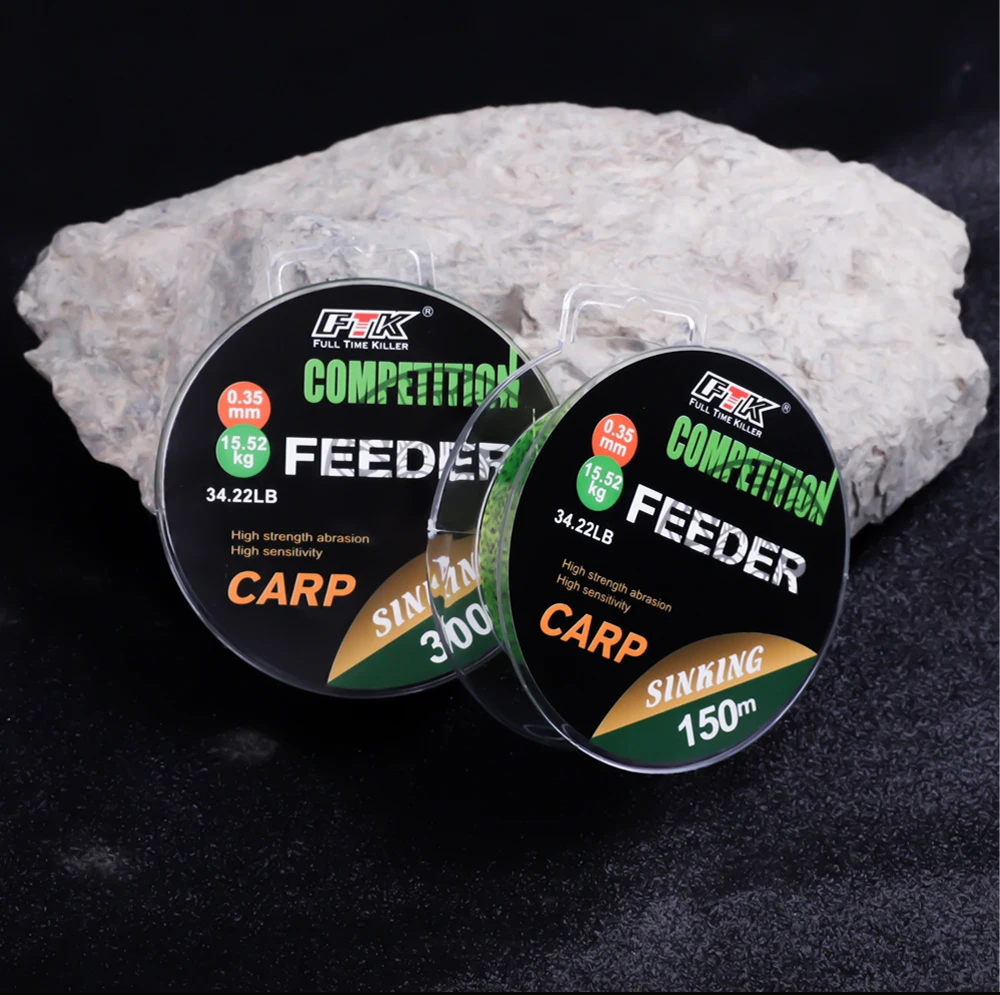 Dos paquetes de línea de pesca se sientan sobre un fondo negro