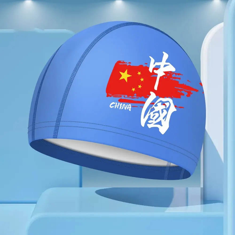 El espíritu vibrante de China se representa a través de este diseño patriótico de tapa de natación
