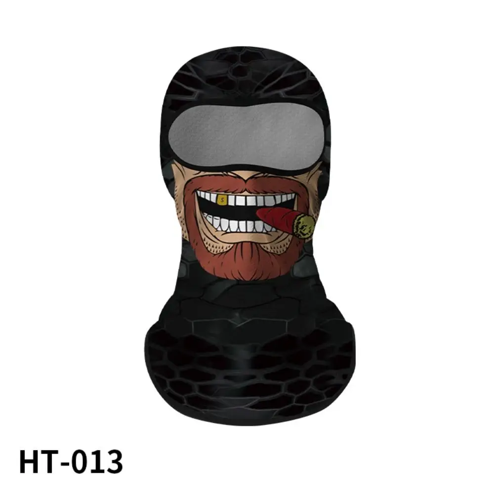 Esta elegante balaclava presenta un diseño gráfico en negrita con una cara de personaje única.