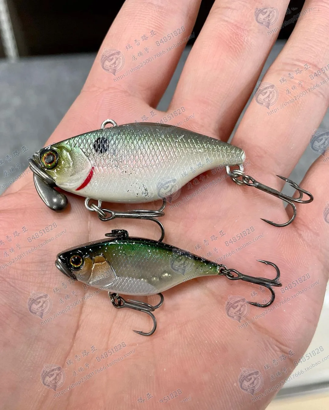 Dos señuelos de pesca en una mano