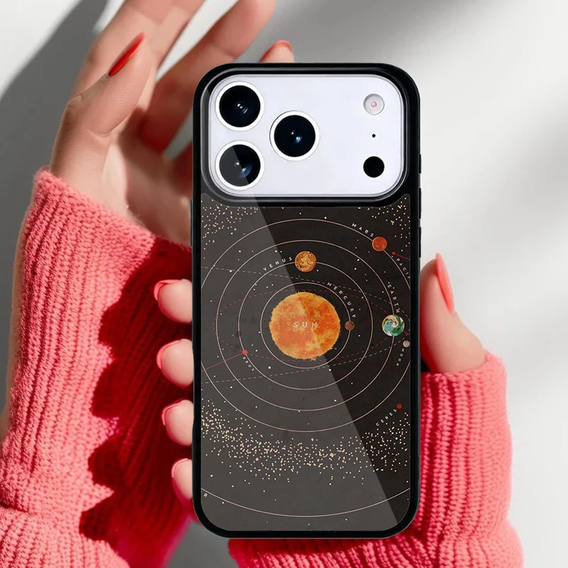 Detalle del diseño de constelaciones en funda para iPhone