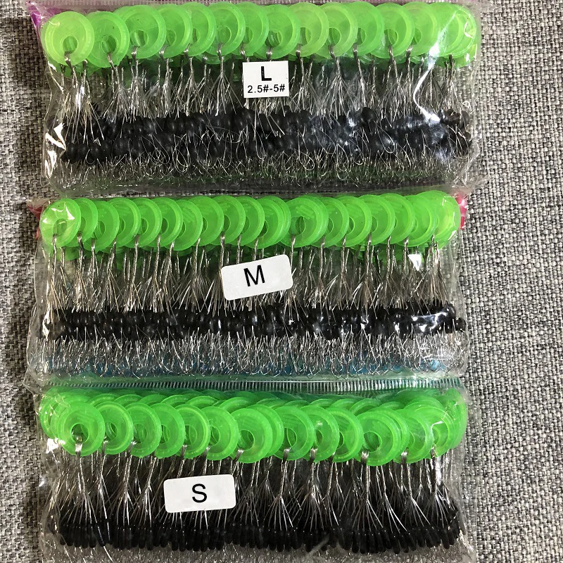 Una bolsa de cepillos de cabello negro y verde