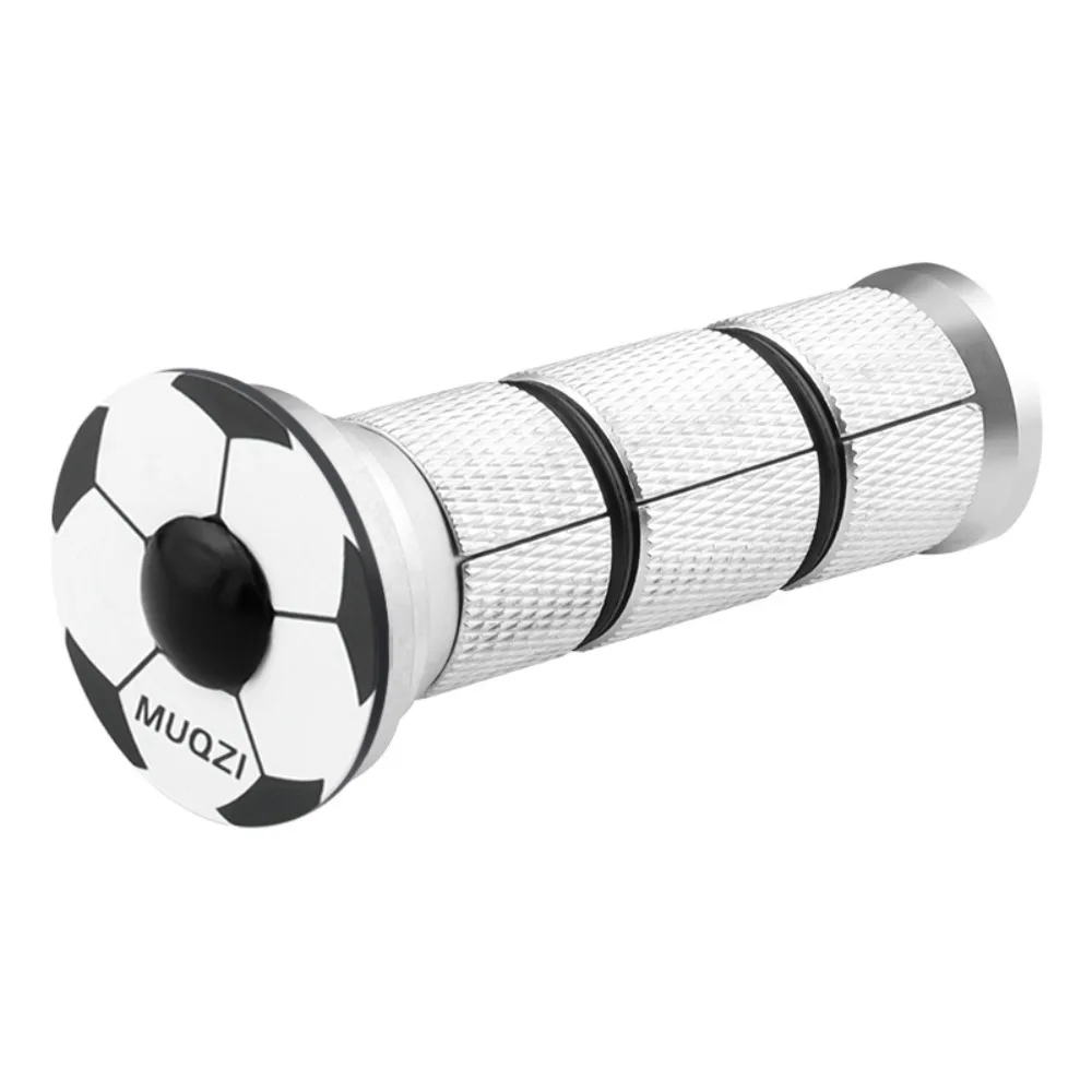 Un objeto en forma de bola de fútbol con un diseño plateado y negro