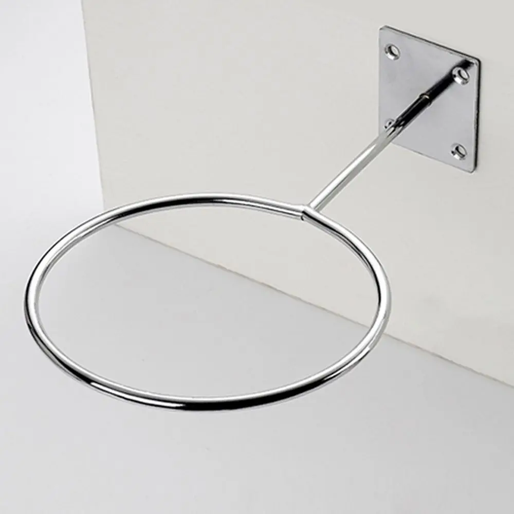 Un soporte de anillo de metal montado en la pared perfecto para organizar y mostrar artículos
