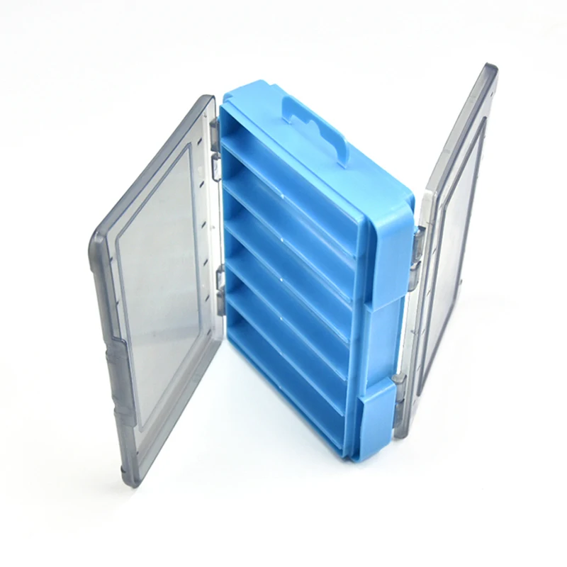 Una caja de almacenamiento azul con compartimentos claros ideales para organizar y almacenar artículos pequeños