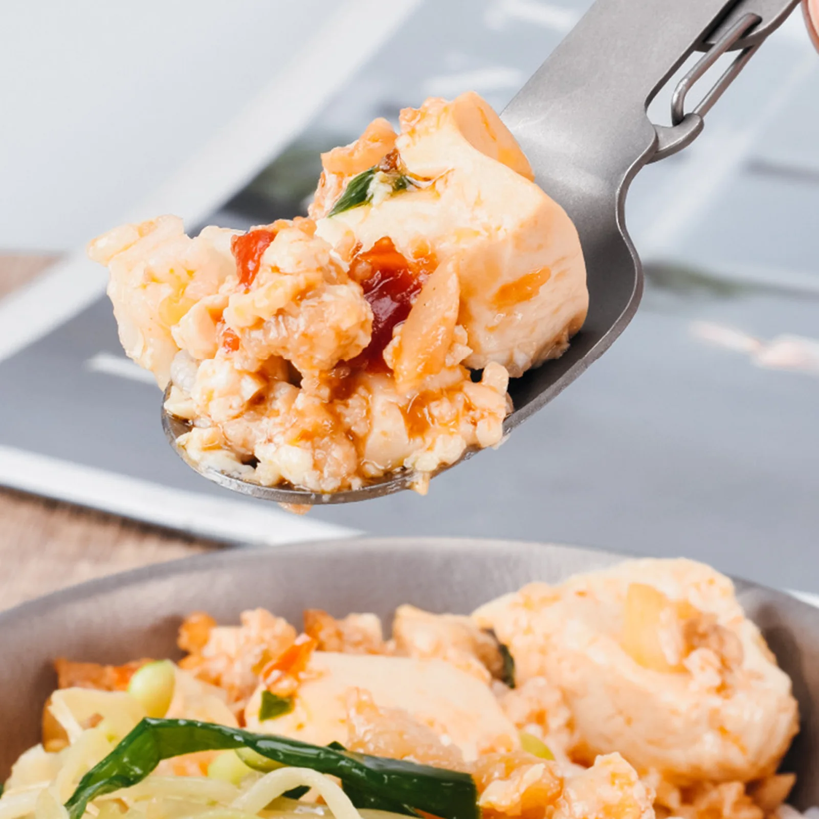 Draagbaar Zakbestek Titanium Opvouwbaar 2in1 Lepel Vork Duurzaam Metaal Servies Voor Buiten Kamperen Picknick BBQ Gebruik 1pc - imagen 3