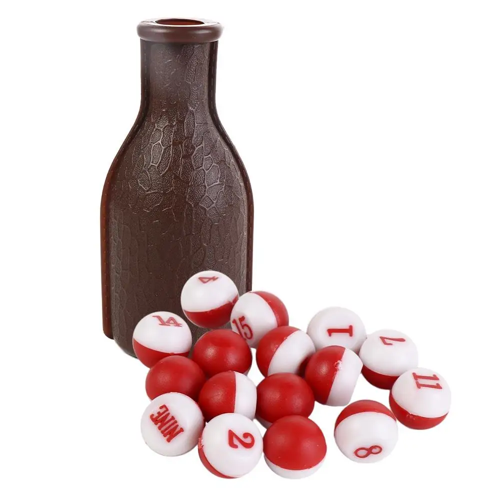 Botella de estilo vintage y bolas numeradas de rojo y blanco para un juego clásico