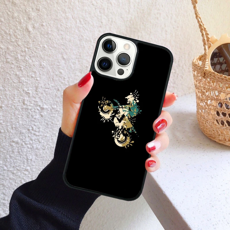Detalle de compatibilidad y recortes de la funda