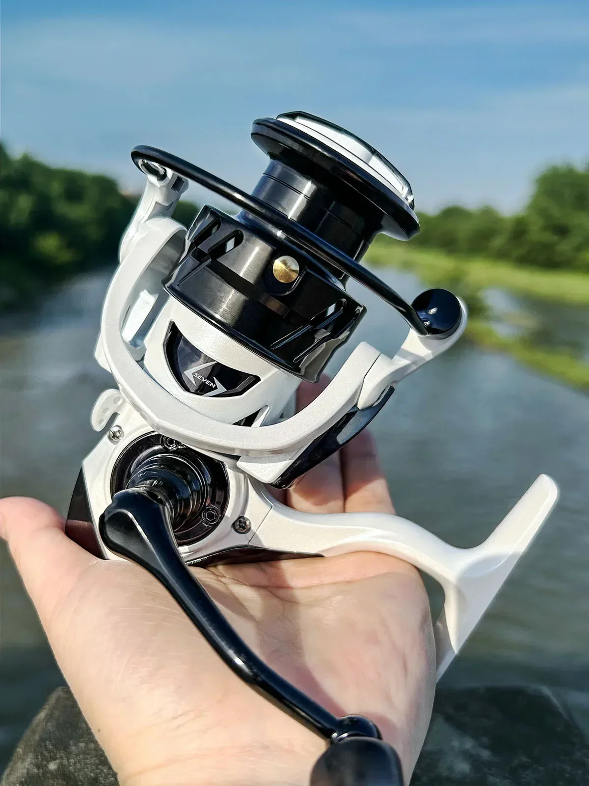 Experimente la emoción de la pesca con este carrete de alto rendimiento