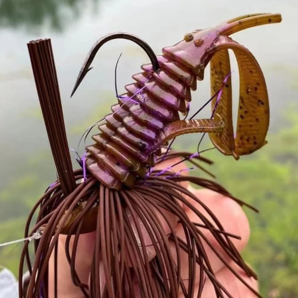 Una persona está sosteniendo un señuelo morado y marrón en su mano