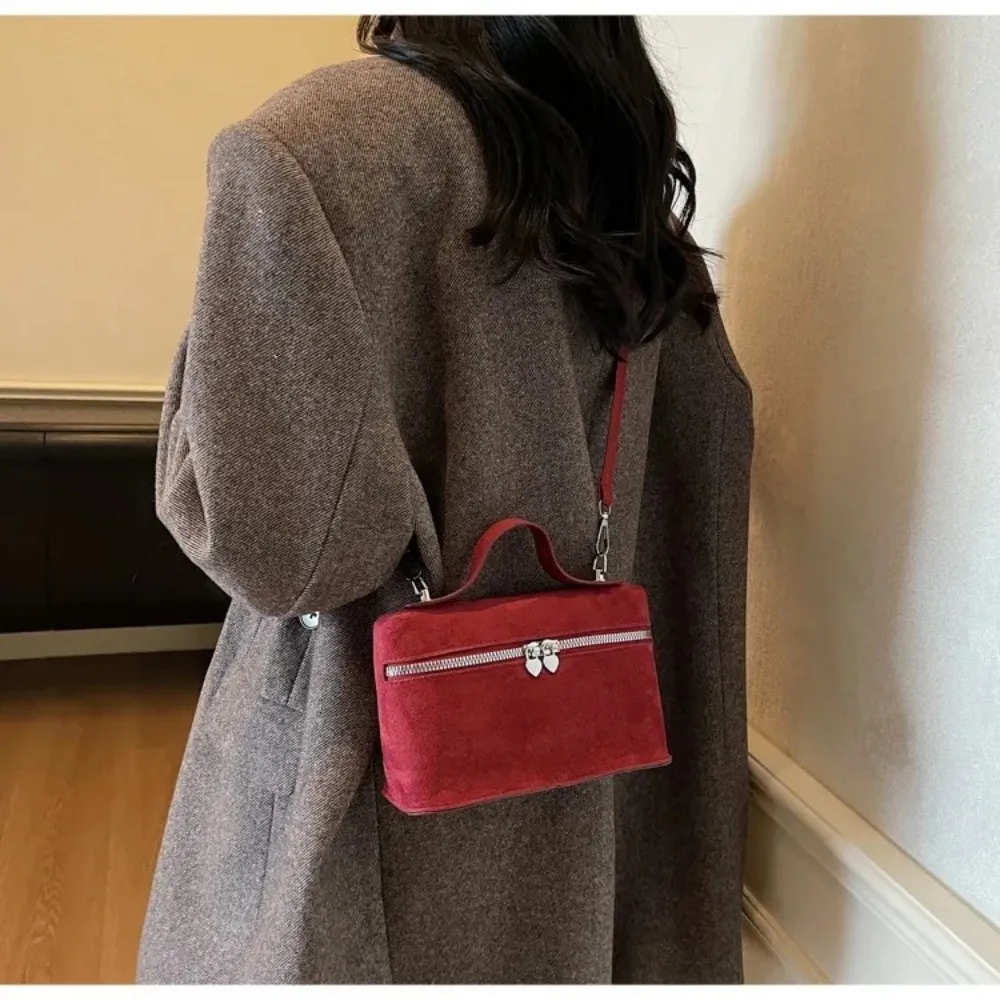 Bolso bandolera retro de gamuza mate texturizada con diseño caja - imagen 5
