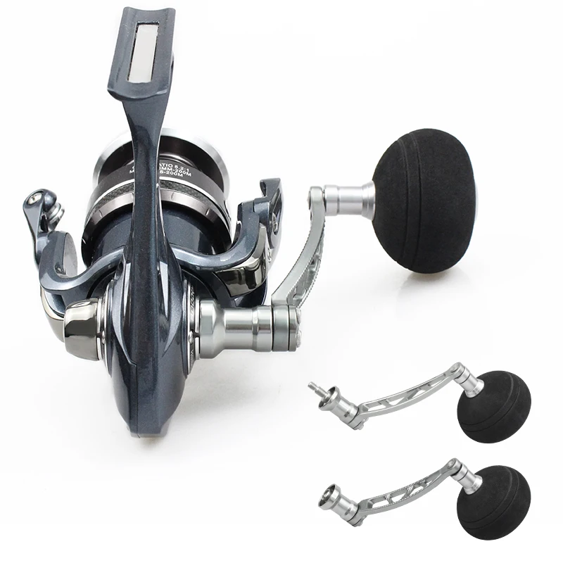 Un carrete de pesca azul y plateado con un mango negro y un carrete negro y plateado