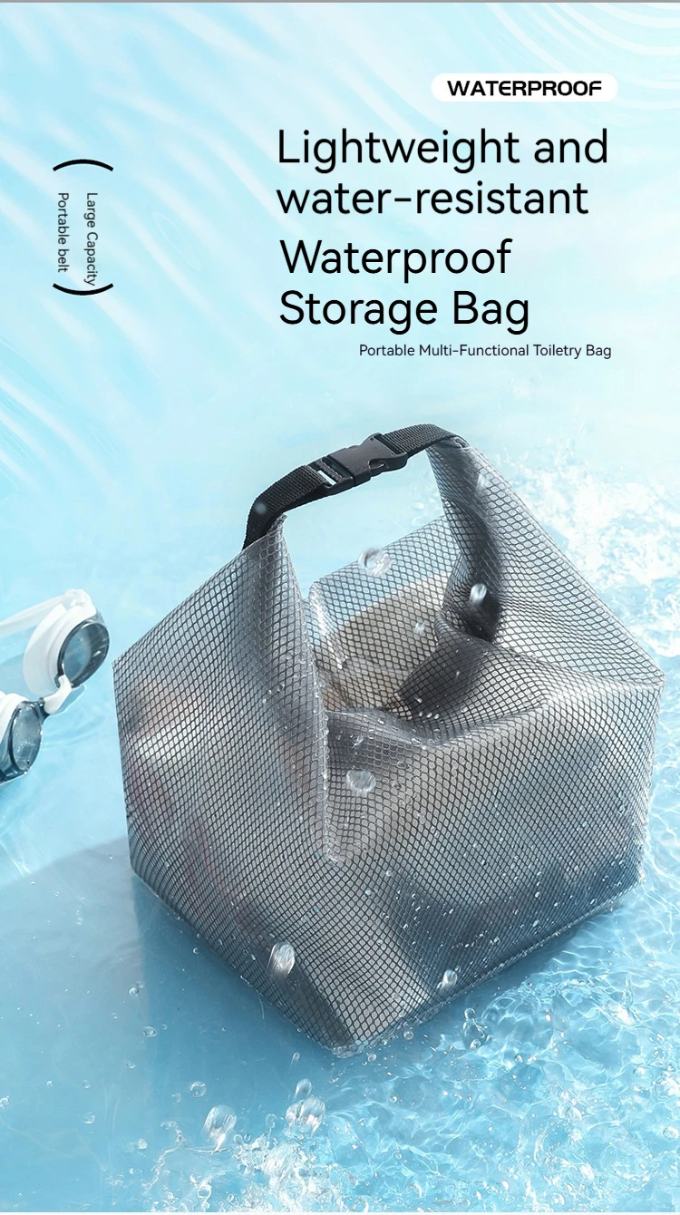 Bolsa impermeable mostrando su interior espacioso y compartimentos