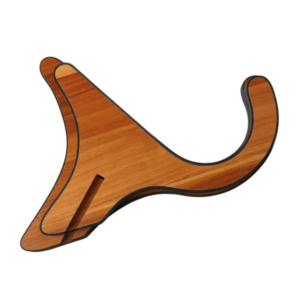 Este objeto de madera está diseñado para una fácil instalación y uso versátil.