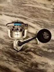 Carrete giratorio PENN Battle III 2500DX para pesca en agua salada