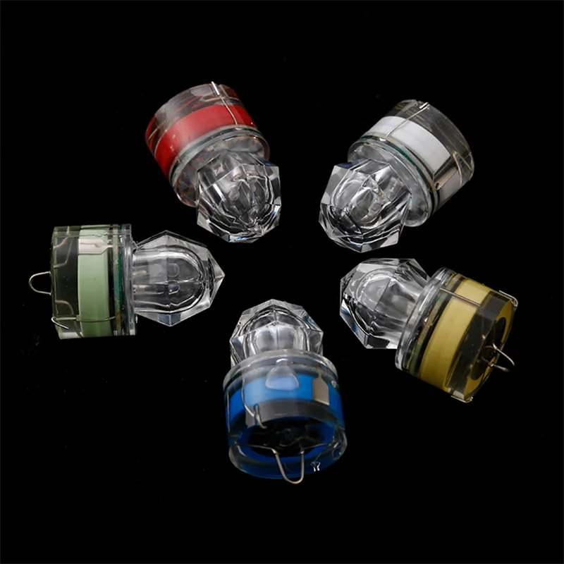 Un grupo de seis tapas de plástico de color