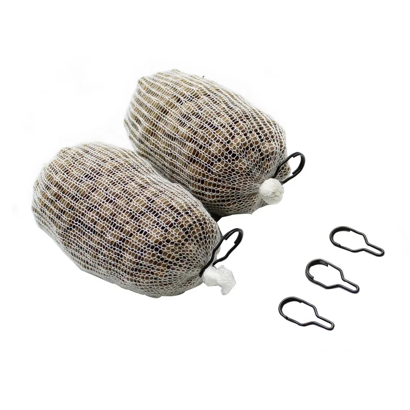 Set completo de accesorios dispuestos sobre una mesa de pesca