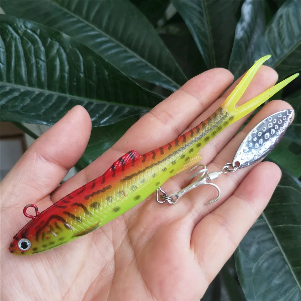 Este señuelo de pesca presenta un diseño de pescado realista vibrante y una hilandera de metal duradera para una mayor atracción por los peces.